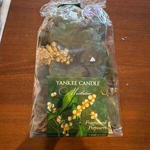 Yankee Candle Mistletoe Potpourri with Green and Gold Accents